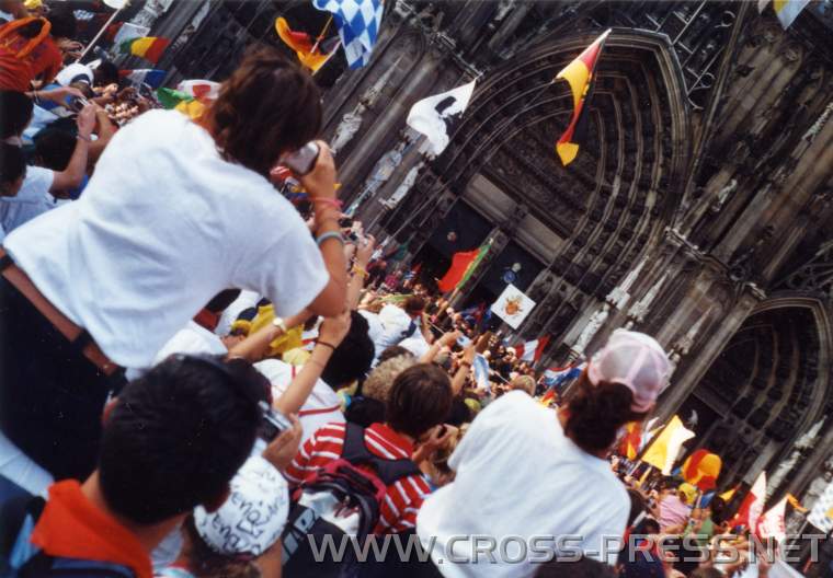2005.08.18.-papst und leute Alle jubeln dem Papst zu.